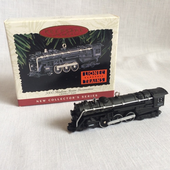 lionel hallmark christmas train
